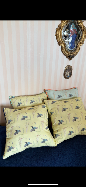 Coussin jaune à motifs martin-pêcheur et passepoil turquoise