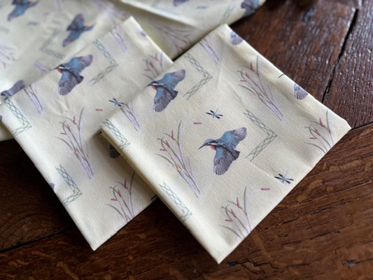 Serviette de table à motifs martin-pêcheur sur fond jaune