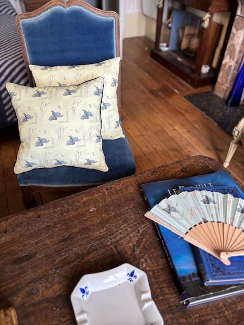 Coussin avec passepoil bleu marine