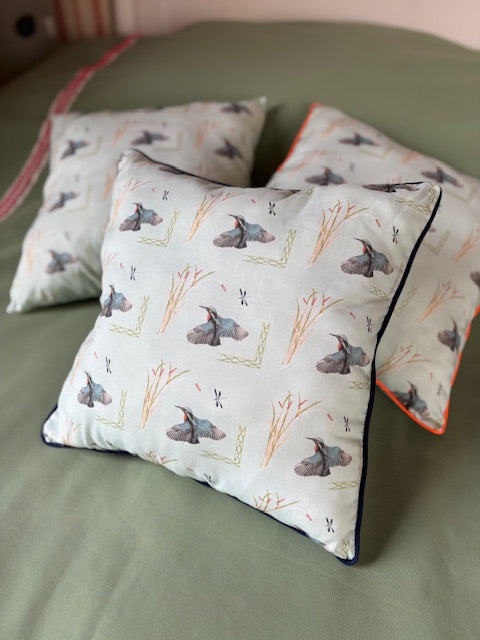 Coussin avec passepoil bleu marine