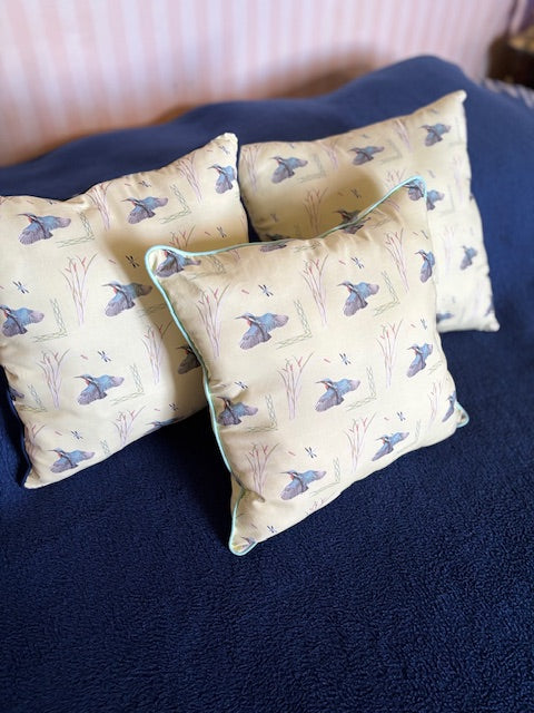 Coussin jaune à motifs martin-pêcheur et passepoil turquoise