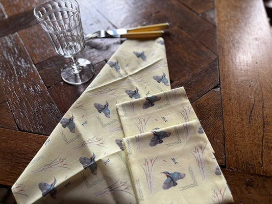 Serviette de table à motifs martin-pêcheur sur fond jaune